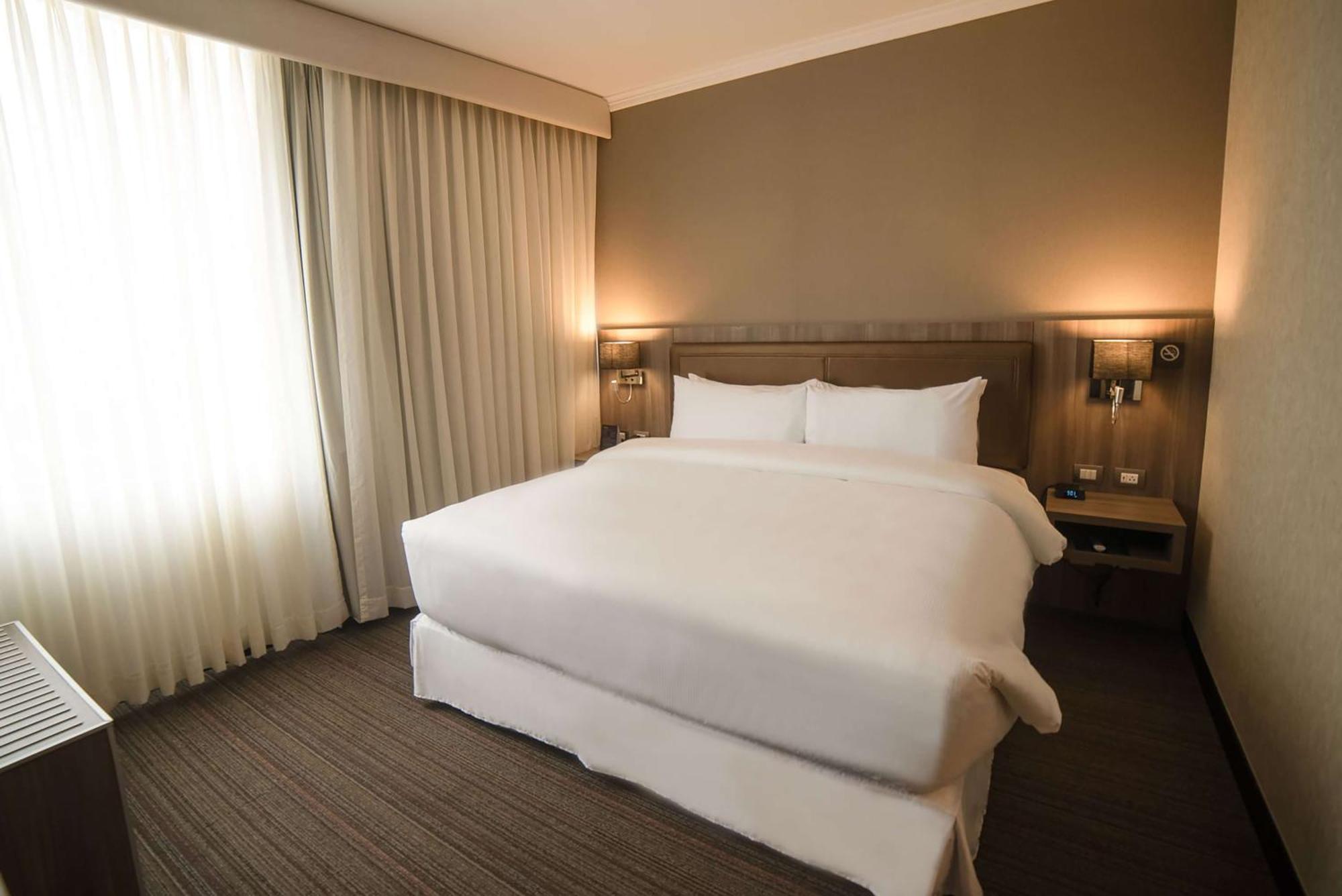 Doubletree By Hilton Trujillo Hotel Encalada Buitenkant foto